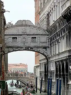 Vu du Ponte de la Canonica.
