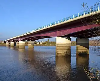 Le viaduc du Mascaret permet à l'autoroute A89 de franchir la Dordogne entre Fronsac (à droite) et Arveyres.