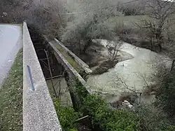 Pont de pierre, large de 50&nbsp;cm, à parapets, en partie effondré.