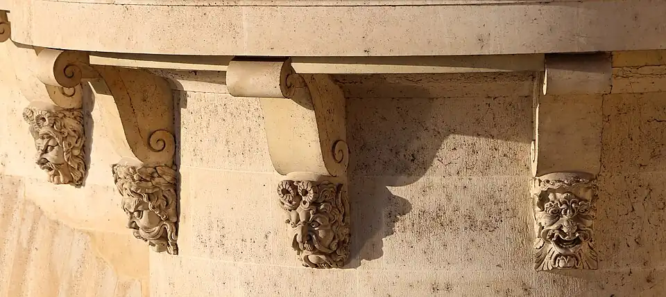 Mascarons du Pont Neuf (vers 1588, les six derniers originaux sont au musée Carnavalet).