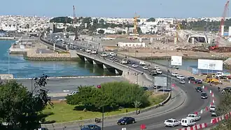 Le pont Moulay-Hassan en novembre 2009, entre la marina du Bouregreg, en service depuis mars 2008, et le pont Hassan-II alors en chantier