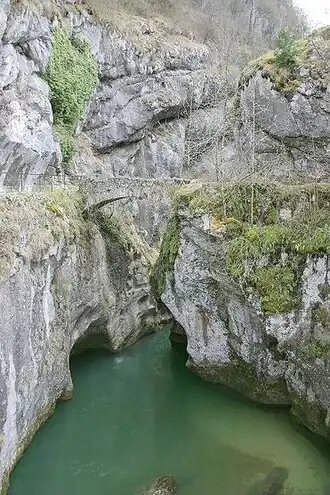 Le pont Saint-Martin avec le Guiers Vif.