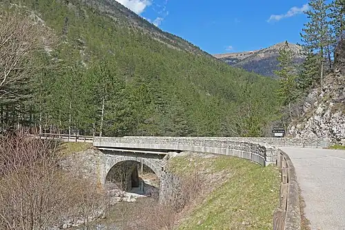 Pont sur la Souloise dans les gorges au nord du Dévoluy.