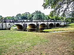 Pont sur le Salon.