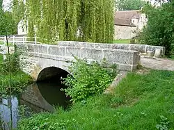 Pontarmé (60), pont sur la Thève près du château.