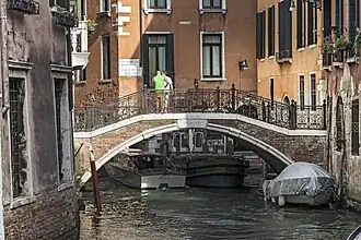 ponte Balbi reliant  la calle éponyme et Calle Sant'Antonio