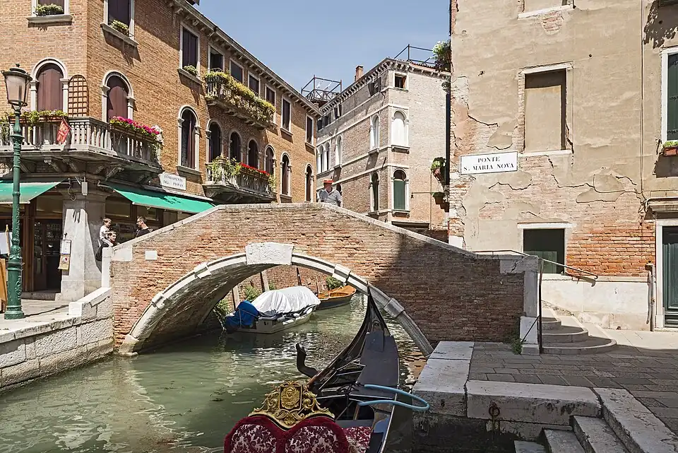 le ponte Santa Maria Nova, reliant le campo homonyme et le campiello dei Miracoli