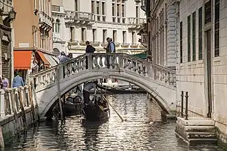 Ponte Tron ou de la Piavola (anciennement ponte San Gallo) reliant Campo San Gallo et Fondamenta Goldoni