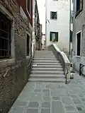 ponte de la Grana reliant Calle et campiello éponyme  et Salizada del Pignater