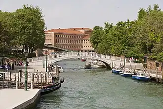 Ponte del Prefetto o Papadopoli reliant le Piazzale Roma aux Giardini Papadopoli, conçu en 1933 par Eugenio Miozzi (1889-1979), restauré en 1989