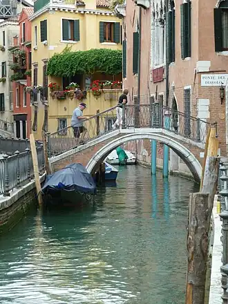 le Ponte del Diavolo reliant la calle du même nom au Fondamenta de l'Osmarin
