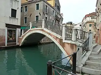 le Ponte Sant'Antonin marque la limite avec le rio de Sant'Antonin et relie la salizada éponyme et la Salizada dei Greci