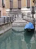 Ponte dei Callegheri ou Caotorta reliant la Calle Caotorta au Ramo dei Callegheri