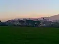 Photo d'un village de campagne avec des montagnes en arrière-plan