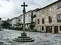 Le calvaire du XVIe&nbsp;siècle au centre de la place