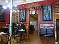 Groupe statuaire polychrome à l'intérieur du Café Moderno