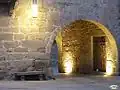 Arc brisé d’accès à la place.