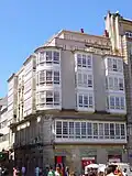 Bâtiment de la place.