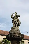 Statue de la déesse romaine Fama couronnant la fontaine de la place