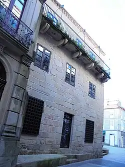 Côté de la maison avec son balcon au deuxième étage