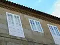 Décoration Renaissance en forme de boules sur la partie supérieure de l'une des façades