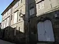 Façade principale attenante à la maison voisine
