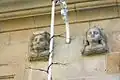 Deux des têtes Renaissance de la Maison des Ozores