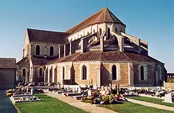 Vue du chevet de l'abbaye de Pontigny.