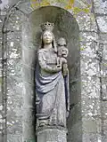 Chapelle de la Houssaye : Vierge à l'Enfant ornant la niche occidentale du clocher.