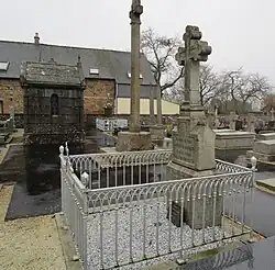 Au cimetière, souvenir funéraire de la famille Barbedette et le tombeau de l'abbé Guérin (centre-fond).