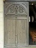 Portail principal, porte de gauche.