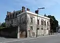 Vue de l'annexe victime de l'incendie après pose d'un toit provisoire en 2013.