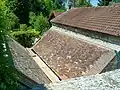 Le lavoir de la fontaine Saint-Pierre, rue de la vieille Église. Situé en dessous du niveau de la route, il est accessible moyennant un plan incliné.