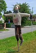 Epouvantail à l'entrée du village en juillet 2024.