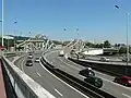 Les chaussées du pont routier enjambant La Saône. A gauche le pont métallique ferroviaire
