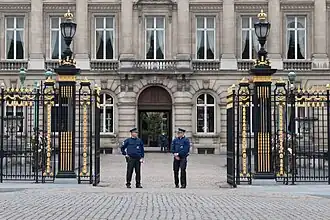 Vue sur la grille d'entrée.