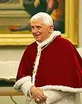 Benoît XVI avec mosette rouge en velours et hermine