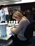 Peintre de Delft au travail sur objet.