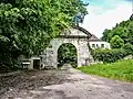 Porche d'entrée de l'ancienne abbaye de Bellevauix.