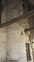 Porte et escalier sous le porche.