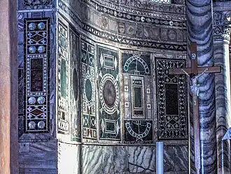 Opus sectile byzantin du VIe&nbsp;siècle, en divers marbres et porphyres avec de la nacre. Mur de l'abside de la basilique euphrasienne de Poreč, Croatie.