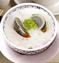 Bouillie d’œufs de cane et porc (皮蛋瘦肉粥, pídàn shòuròu zhōu).