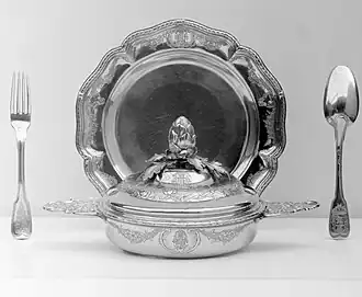 Écuelle couverte avec présentoir et couvert (1768).