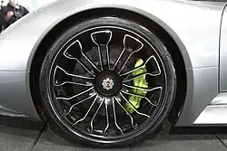 Photo d'une roue de la 918 Spyder, avec son étrier jaune vif