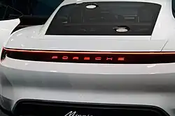 L'arrière, comprenant une bande lumineuse et l'inscription Porsche.