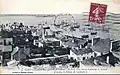 Port-Louis au premier plan ; vue générale de la Rade de Lorient ; au fond l'Île Saint-Michel et Lorient ; à droite Locmiquélic.