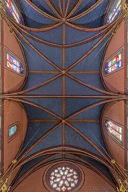 Le plafond voûté.
