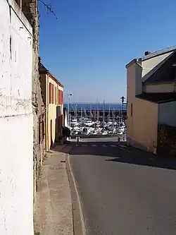 Port-Tudy depuis une des rues descendant sur le port.