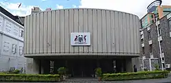 Façade d'un bâtiment gris.