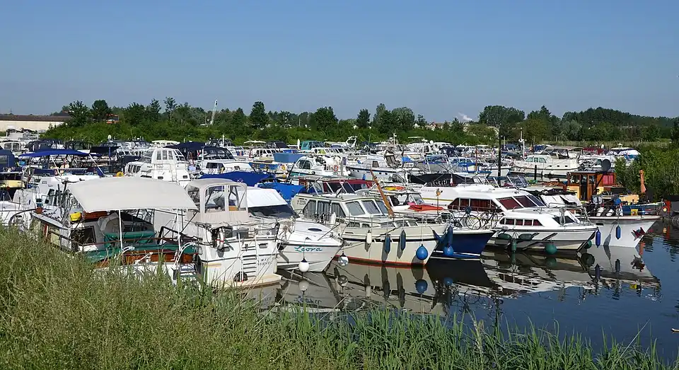 Port de Saint-Jean-de-Losne.